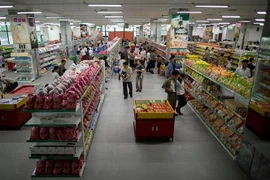 Người dân mua sắm tại một siêu thị ở Pyongyang, Hàn Quốc. (Ảnh: AFP/TTXVN)