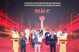 Tác giả Nguyễn Quốc Huy (Thông tấn xã Việt Nam) nhận giải C cuộc thi. (Ảnh: Phương Hoa/TTXVN)