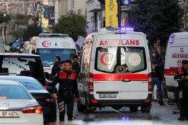 Xe cứu thương được triển khai tại hiện trường vụ nổ trên phố đi bộ ở trung tâm Istanbul, Thổ Nhĩ Kỳ ngày 13/11/2022. (Ảnh: Sky News/TTXVN)