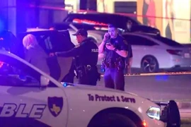 Cảnh sát được triển khai tại hiện trường vụ xả súng bên ngoài quán bar ở Houston, bang Texas, Mỹ ngày 16/10/2021. (Ảnh: CNN/TTXVN)