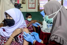 Nhân viên y tế tiêm vaccine ngừa COVID-19 cho trẻ em tại Bogor, Tây Java, Indonesia, ngày 26/1/2022. (Ảnh: THX/TTXVN)