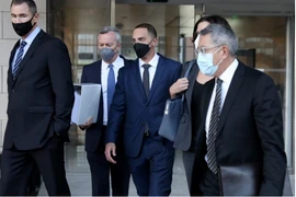 Nam diễn viên Zachary Horwitz (khẩu trang đen, giữa). (Nguồn: Los Angeles Times)