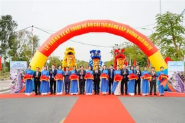 Các đại biểu cắt băng khánh thành Dự án Cải tạo, nâng cấp đường Ngô Gia Tự, đoạn từ cổng sân bay cũ đến đường Liên phường. (Ảnh: TTXVN phát)