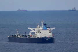 Tàu chở dầu thô Ottoman Sincerity ở khu neo đậu phía bắc khi chờ băng qua eo biển Bosphorus, ở Istanbul, Thổ Nhĩ Kỳ vào ngày 6/12. (Nguồn: Reuters)