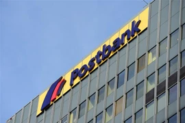 Biểu tượng ngân hàng Postbank tại một chi nhánh ở Berlin, Đức. (Ảnh: AFP/TTXVN)