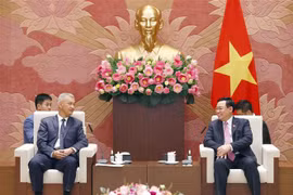 Chủ tịch Quốc hội Vương Đình Huệ tiếp ông Anouphap Tounalom, Bí thư Trung ương Đảng Nhân dân Cách mạng Lào, Bí thư Thành ủy, Chủ tịch HĐND thủ đô Vientiane (Lào). (Ảnh: Doãn Tấn/TTXVN)
