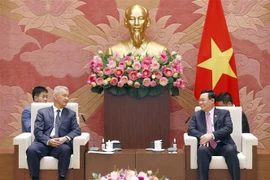 Chủ tịch Quốc hội Vương Đình Huệ tiếp ông Anouphap Tounalom, Bí thư Trung ương Đảng Nhân dân Cách mạng Lào, Bí thư Thành ủy, Chủ tịch HĐND thủ đô Vientiane (Lào). (Ảnh: Doãn Tấn/TTXVN)