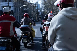 Người dân chờ đèn đỏ trên đường phố tại Thượng Hải, Trung Quốc, ngày 29/3/2022. (Ảnh: THX/TTXVN)