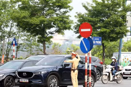 Lực lượng CSGT phân luồng, điều tiết giao thông tại đường Giải Phóng lối vào Quốc lộ Pháp Vân-Cầu Giẽ. (Ảnh: Phạm Kiên/TTXVN)