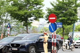 Lực lượng CSGT phân luồng, điều tiết giao thông tại đường Giải Phóng lối vào Quốc lộ Pháp Vân-Cầu Giẽ. (Ảnh: Phạm Kiên/TTXVN)