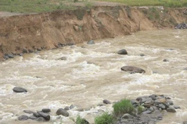 Một cháu bé trượt chân rơi xuống suối chảy xiết bị mất tích.. (Ảnh minh họa: TTXVN phát) 