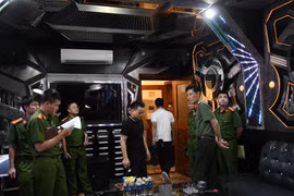 Đại tá Phạm Viết Dũng, Phó Giám đốc Công an thành phố Hải Phòng kiểm tra công tác phòng cháy chữa cháy tại cơ sở Karaoke New KTV. (Nguồn: congan.haiphong.gov.vn)