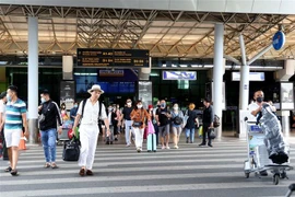 Hành khách tại Ga đến trong nước, Cảng hàng không Tân Sơn Nhất. (Ảnh: Hồng Đạt/TTXVN)