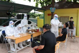 Lực lượng y tế tiến hành lấy mẫu xét nghiệm tại Trường Phổ thông Dân tộc bán trú Tiểu học Phìn Hồ (xã Phìn Hồ, huyện Nậm Pồ, tỉnh Điện Biên). (Ảnh: TTXVN)