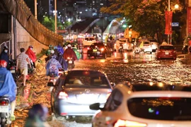Mưa lớn gây ngập cục bộ trên phố Minh Khai, ảnh hưởng tới đi lại của người dân. (Ảnh: Thanh Tùng/TTXVN)