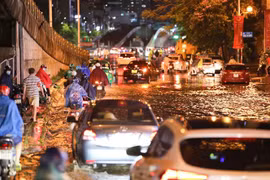 Mưa lớn gây ngập cục bộ trên phố Minh Khai, ảnh hưởng tới đi lại của người dân. (Ảnh: Thanh Tùng/TTXVN)