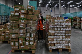 Nhân viên kiểm hàng để giao cho khách hàng tại trung tâm dịch vụ của Alibaba ở Vô Tích, tỉnh Giang Tô, Trung Quốc. (Ảnh: AFP/TTXVN)