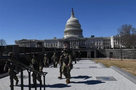 Lực lượng Vệ binh Quốc gia tuần tra tại tòa nhà Quốc hội ở Washington DC. (Ảnh: AFP/TTXVN)