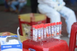 Lấy mẫu xét nghiệm virus SARS-CoV-2 cho các trường hợp F1. Ảnh minh họa. (Ảnh: Văn Dũng/TTXVN)