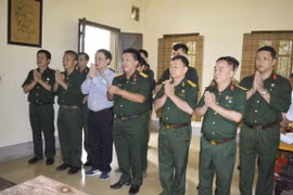 Đoàn dâng hương tưởng niệm Đại tướng Võ Nguyên Giáp tại khu di tích Sở Chỉ huy Chiến dịch Điện Biên Phủ. (Ảnh: Tiến Tư/Vietnam+)