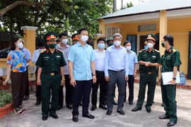 Thứ trưởng Bộ Y tế Nguyễn Trường Sơn và lãnh đạo tỉnh Bắc Ninh kiểm tra Bệnh viện dã chiến tại Trường Sỹ quan Chính trị tỉnh Bắc Ninh. (Ảnh: Đinh Văn Nhiều/TTXVN)