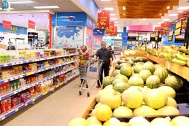 Người dân đến mua sắm trong siêu thị chủ động thực hiện biện pháp phòng chống dịch bệnh COVID-19. (Ảnh: Vũ Sinh/TTXVN)