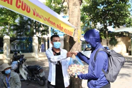 Người dân Thủ đô mua vải hỗ trợ nông dân Bắc Giang. (Ảnh: Hoàng Hiếu/TTXVN)