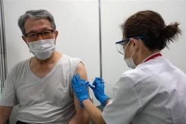 Tiêm vaccine ngừa COVID-19 cho người dân tại Tokyo, Nhật Bản. (Ảnh: AFP/TTXVN)