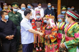 Chủ tịch Quốc hội Vương Đình Huệ với cử tri Khu vực bỏ phiếu số 4 gồm các thôn Lô Lô Chải, Séo Lủng, xã Lũng Cú, huyện Đồng Văn, tỉnh Hà Giang. (Ảnh: Doãn Tấn/TTXVN)