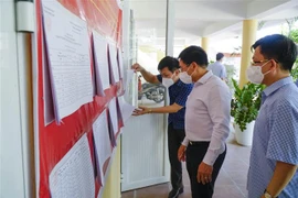 Bí thư Tỉnh ủy Điện Biên Nguyễn Văn Thắng kiểm tra công tác chuẩn bị bầu cử tại một điểm bầu cử tại phường Him Lam, thành phố Điện Biên Phủ. (Ảnh: Xuân Tư/TTXVN)