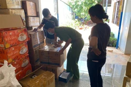 Lực lượng chức năng kiểm tra, phát hiện số lớn hàng hóa không rõ nguồn gốc. (Ảnh: TTXVN phát)