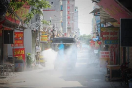 Tổ xung kích Đoàn thanh niên huyện Việt Yên, Bắc Giang, phun khử khuẩn thường xuyến ở thôn Trung Đồng, xã Vân Trung, nơi người dân không được ra khỏi nhà vì bị cách ly. (Ảnh: Danh Lam/TTXVN)