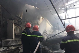 Lực lượng Phòng cháy chữa cháy và cứu nạn cứu hộ tỉnh Bình Dương nỗ lực dập lửa. (Ảnh: TTXVN phát)