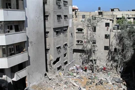 Cảnh đổ nát sau cuộc không kích của Israel xuống thành phố Gaza. (Ảnh: THX/TTXVN)
