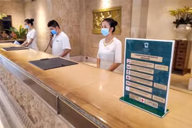 Khu nghỉ mát Furama Resort tăng cường biện pháp phòng chống dịch bằng các bảng khuyến cáo phòng dịch và nhân viên thực hiện đeo khẩu trang khi làm việc. (Ảnh: TTXVN phát)
