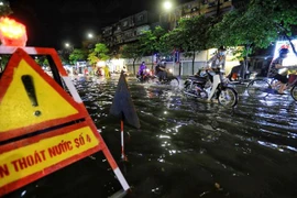 Sau cơn mưa lớn đường Phạm Ngọc Thạch như trở thành biển nước. (Ảnh: Thành Đạt/TTXVN)