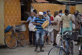 Người dân đeo khẩu trang xếp hàng mua bánh mỳ tại San Jose de las Lajas, Cuba. (Ảnh: AFP/TTXVN)