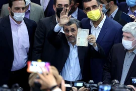 Cựu Tổng thống Iran Mahmoud Ahmadinejad sau khi nộp hồ sơ tái tranh cử. (Ảnh: AFP/TTXVN)