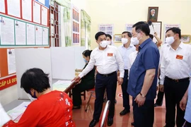 Chủ tịch Quốc hội Vương Đình Huệ thăm, kiểm tra công tác bầu cử tại Khu vực bỏ phiếu số 6, phường Trần Nguyên Hãn, thành phố Bắc Giang, tỉnh Bắc Giang. (Ảnh: Doãn Tấn/TTXVN)