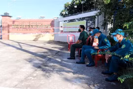 Phong tỏa Bệnh viện Đa khoa huyện Cần Đước từ 22 giờ ngày 29/5. (Ảnh: Thanh Bình/TTXVN)