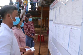 Người dân tại xã Bù Gia Mập, Bình Phước đi bầu cử. (Ảnh: K GỬIH/TTXVN)