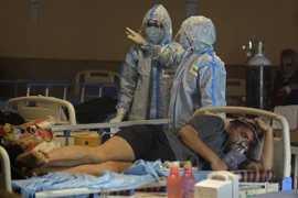 Bệnh nhân COVID-19 được điều trị tại một cơ sở y tế tạm thời ở New Delhi, Ấn Độ. (Ảnh: AFP/TTXVN)