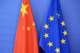 Quốc kỳ Trung Quốc (trái) và cờ Liên minh châu Âu (EU) tại Hội nghị thượng đỉnh EU-Trung Quốc tại Brussels, Bỉ ngày 29/6/2015. (Ảnh: AFP/TTXVN)