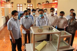 Ông Trần Thanh Mẫn, Phó Chủ tịch Thường trực Quốc hội, và Đoàn công tác kiểm tra khu vực bỏ phiếu số 7, xã Hua La, thành phố Sơn La, tỉnh Sơn La. (Ảnh: Nguyễn Cường/TTXVN)