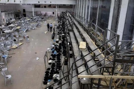 Lực lượng chức năng điều tra tại hiện trường vụ sập khán đài ở giáo đường Givat Zeev, ngoại ô Jerusalem, Israel. (Ảnh: AP/TTXVN)