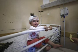 Một em bé Palestine bị thương, sau loạt không kích của Israel xuống Dải Gaza, được điều trị tại bệnh viện Al-Shifa. (Ảnh: AFP/TTXVN)