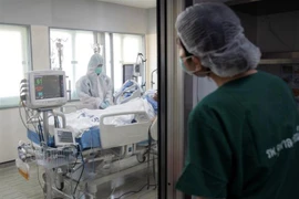 Nhân viên y tế điều trị cho bệnh nhân COVID-19 tại bệnh viện ở Bangkok, Thái Lan. (Ảnh: Reuters/TTXVN)