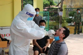 Lực lượng Y tế tiến hành lấy mẫu xét nghiệm tại Trường Phổ thông Dân tộc bán trú Tiểu học Phìn Hồ (xã Phìn Hồ, huyện Nậm Pồ, tỉnh Điện Biên). (Ảnh: TTXVN)