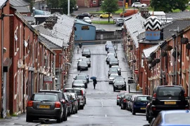 Các phương tiện di chuyển trên một tuyến phố tại Blackburn, phía Tây Bắc vùng England. (Ảnh: AFP/TTXVN)