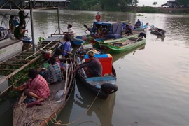Lực lượng biên phòng đã phát hiện kịp thời 5 hộ gia đình với 14 người đi trên 7 ghe gỗ di chuyển từ tỉnh Kompong Chnang, Campuchia đến biên giới Đồng Tháp-Prayveng chuẩn bị nhập cảnh trái phép vào Việt Nam vào rạng sáng 3/5. (Ảnh: Hoàng Cường/TTXVN)